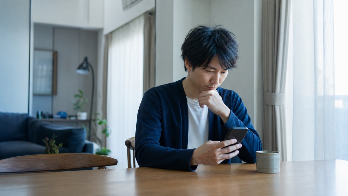 スマートフォンで求人を探す男性